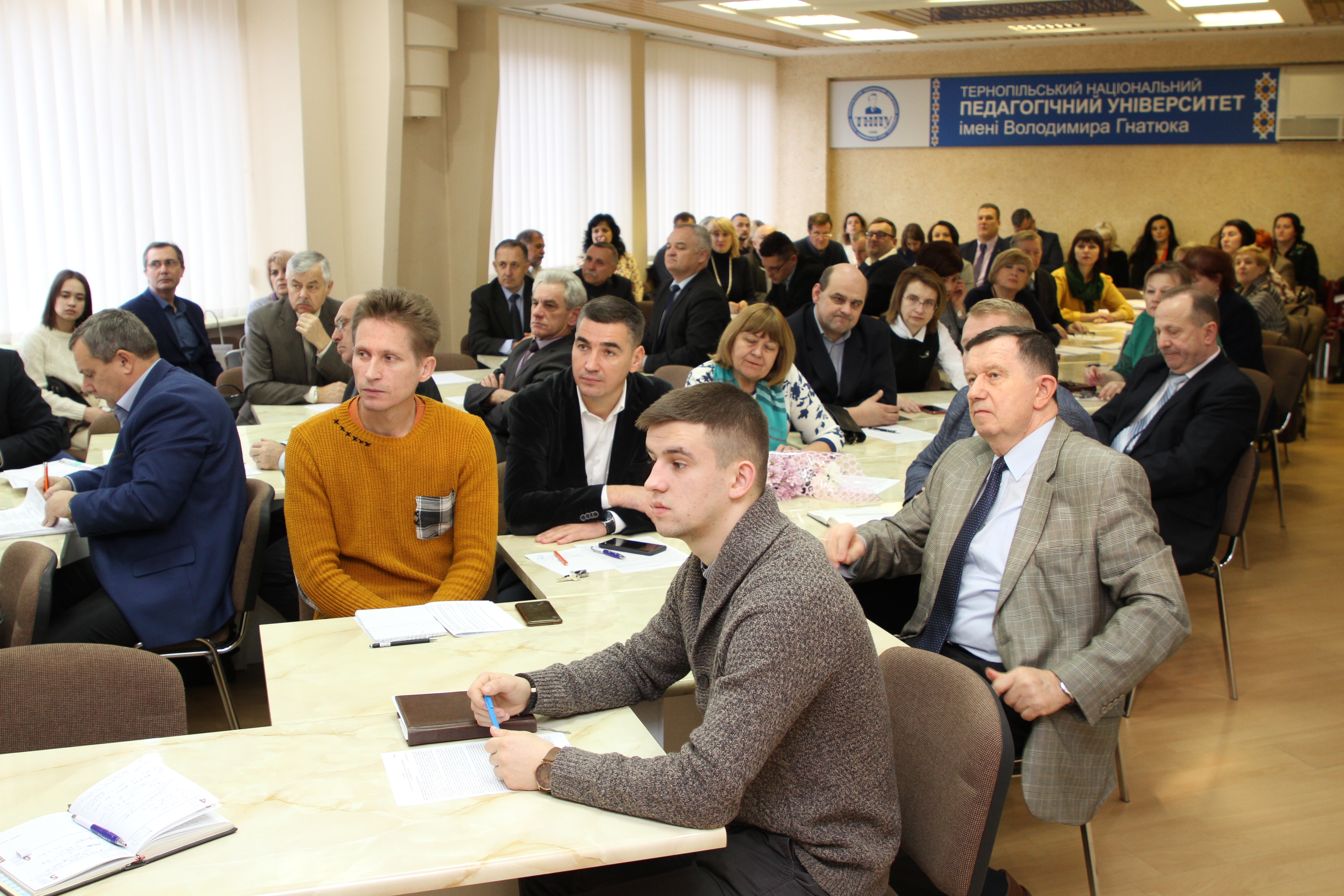 Члени вченої ради університету у ході конструктивної бесіди